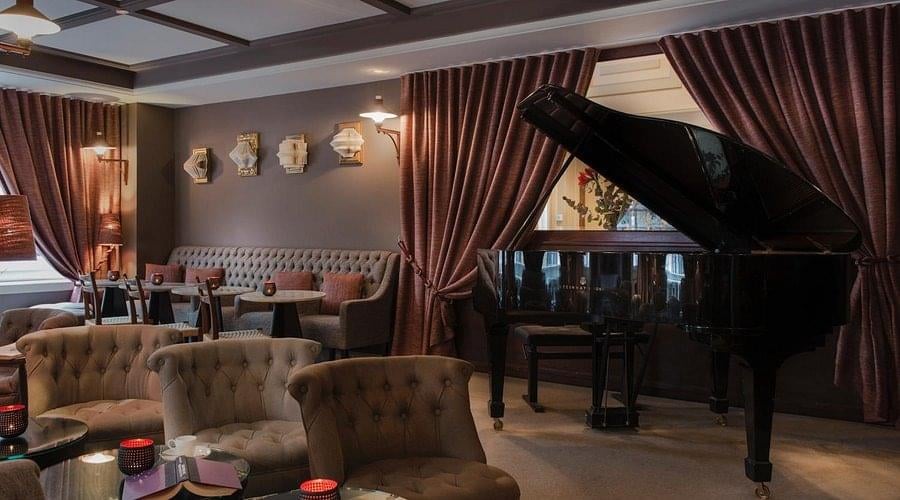 Prendre un verre dans un hôtel avec piano bar