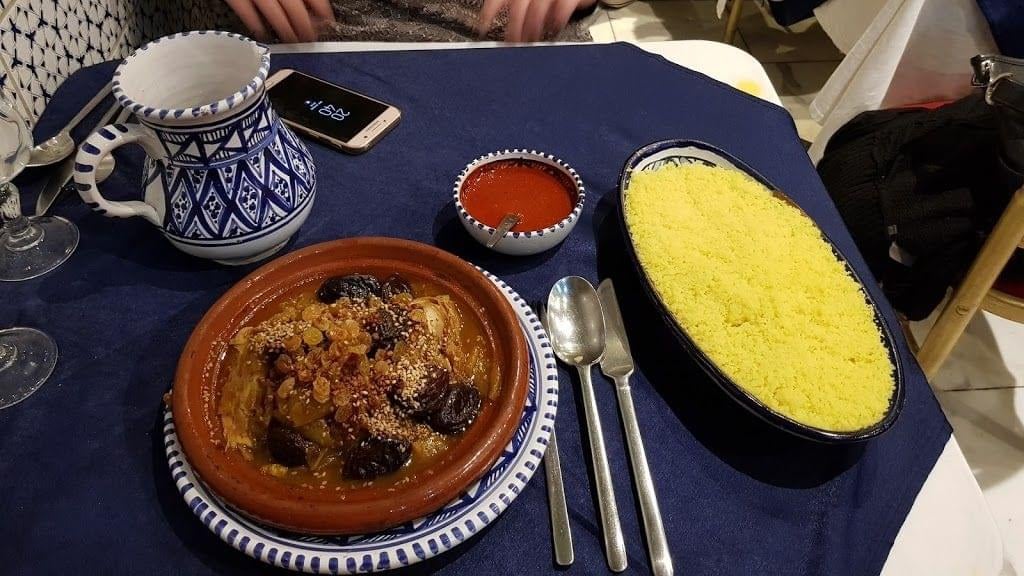 Dîner couscous convivial à la fontaine
