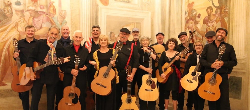 En quittant l’île de la Cité, des musiciens installés sur le Pont Saint-Louis, transforment l’atmosphère ambiante en une symphonie improvisée.