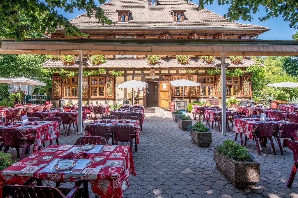 Dîner en terrasse en pleine nature.