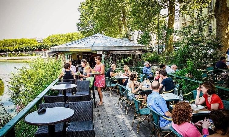 Verre sur une péniche