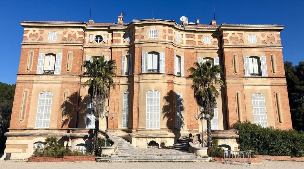 Balade historique avec Jim dans le parc Pastré en suivant le fil du canal de Marseille avec évocation de la famille Pastré