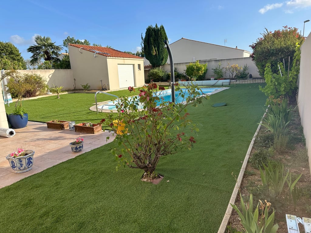 Petit goûter au bord de la piscine