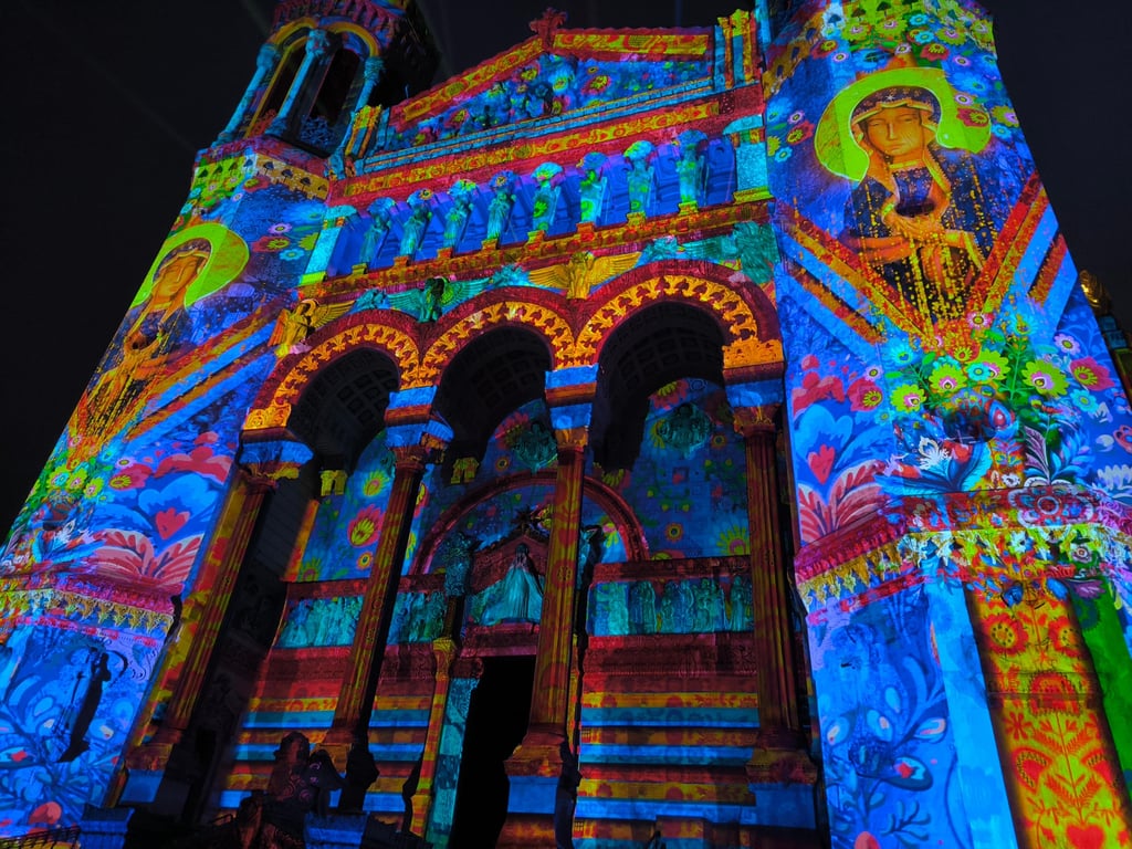 the ceiling of a building with a star design on it