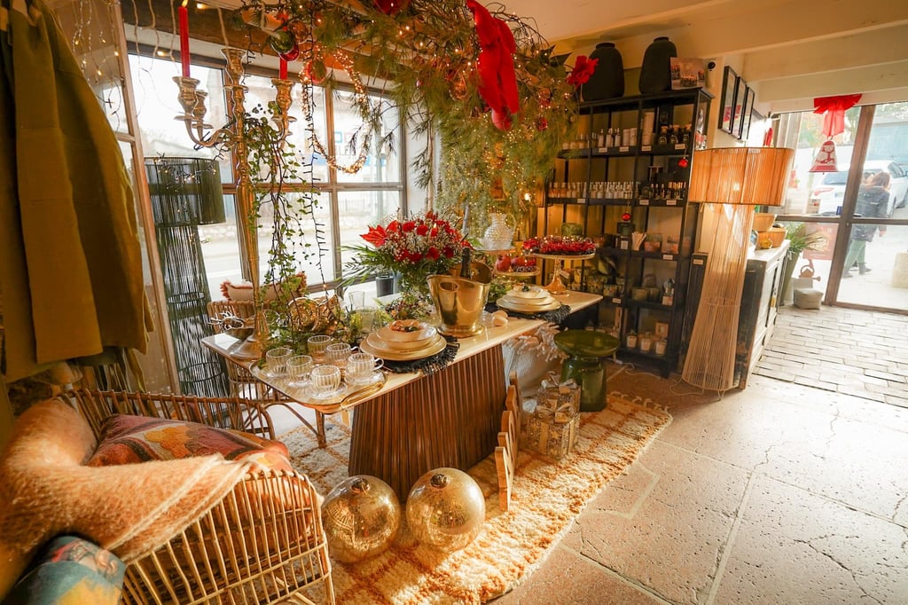 Paris streetview Montmartre cafe with pink flowers