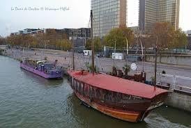 This scene in Paris’ everyday life brings a smile to the face. Even the old woman dancing through the jazz had her part to play.