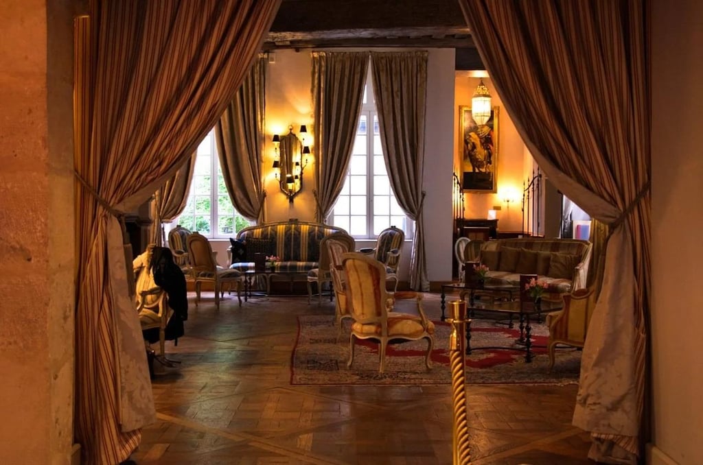 Prendre un verre dans un hôtel avec piano bar