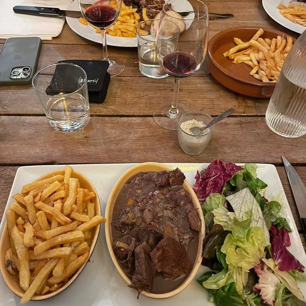 Dîner chaleureux au bar du boucher