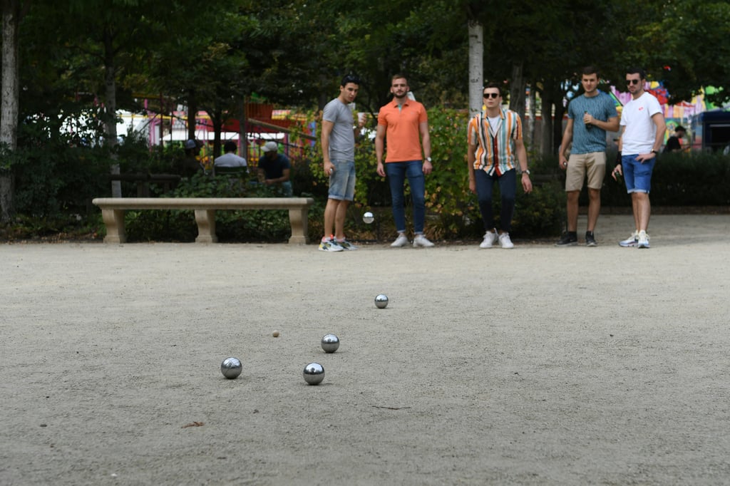 pétanque à proximité des buttes Chaumont