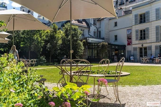 Un café dans le plus beau jardin caché de Montmartre