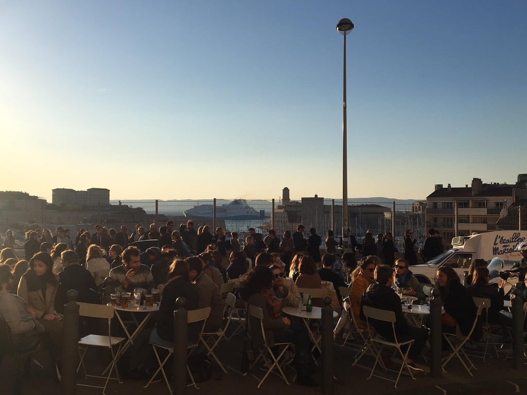 Café matinal avec vue sur le vieux-port