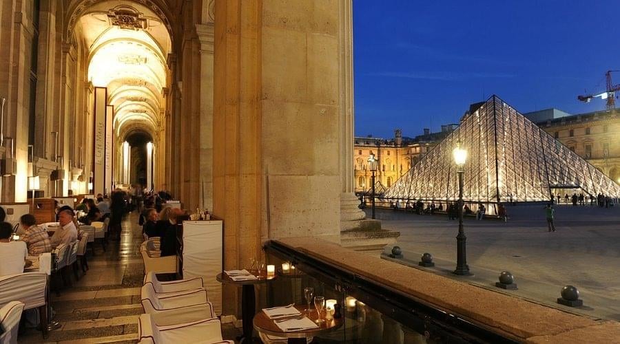 Déjeuner avec vue au café marly