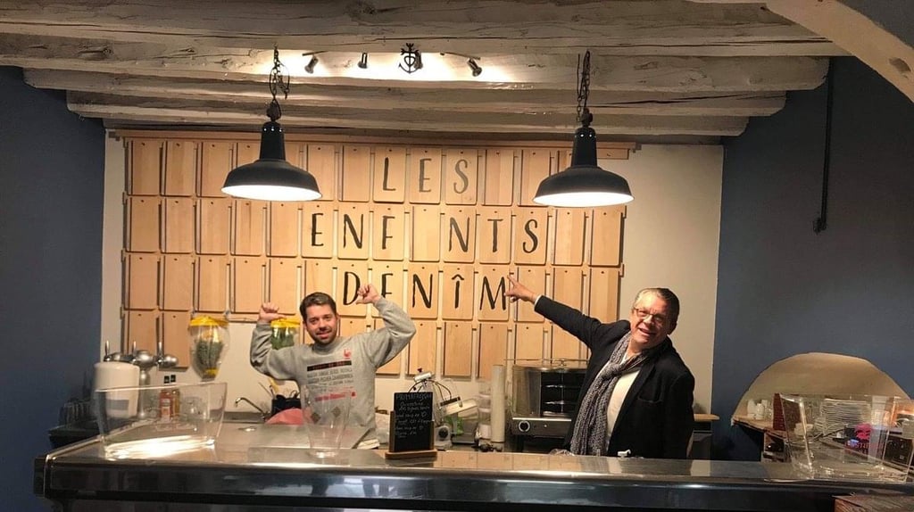 Dîner festif aux enfants denîm