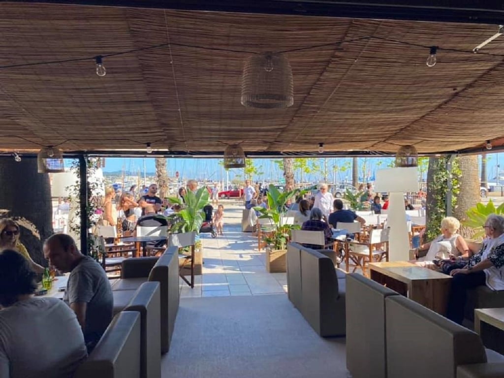 Apéro au bord de l'eau : face au port de Bandol 