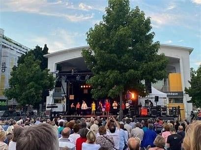 Humour & crêpes sous les étoiles avec la Choucrouterie !