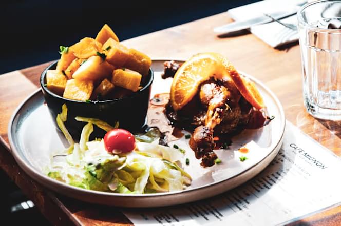 Déjeuner à la brasserie  café mignon 