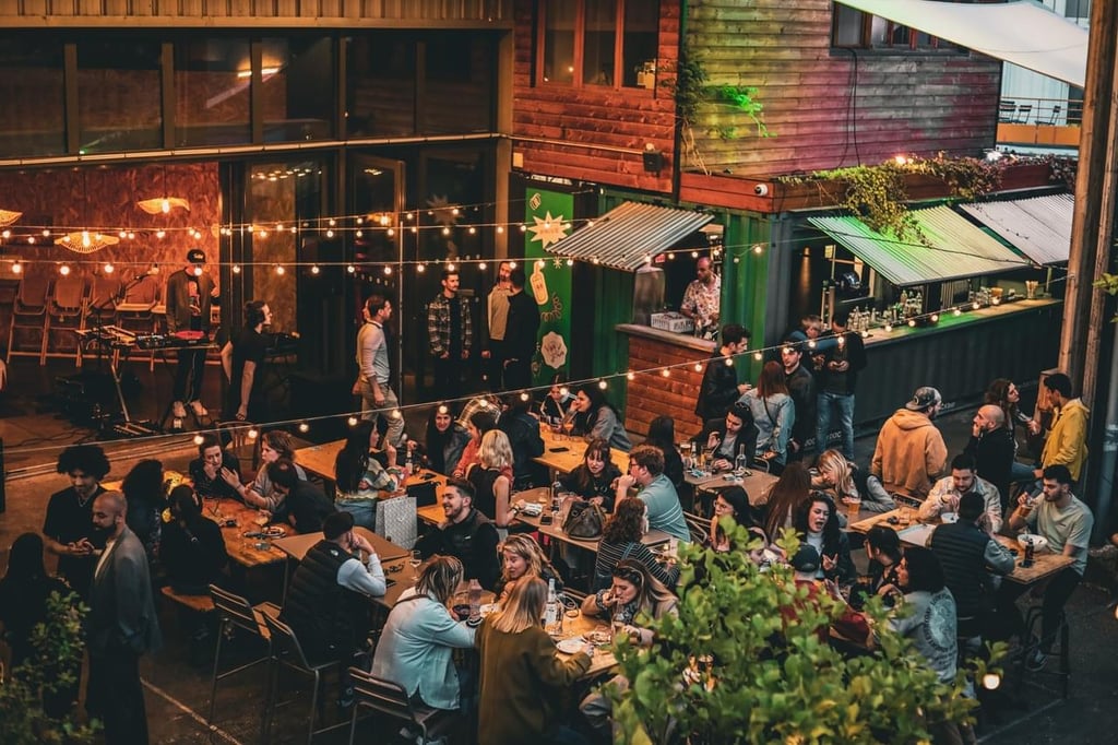 Dîner convivial à la commune