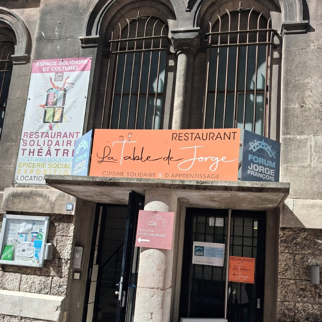 Vue de loin de l'un des plus beaux villages de France, en Nouvelle-Aquitaine.