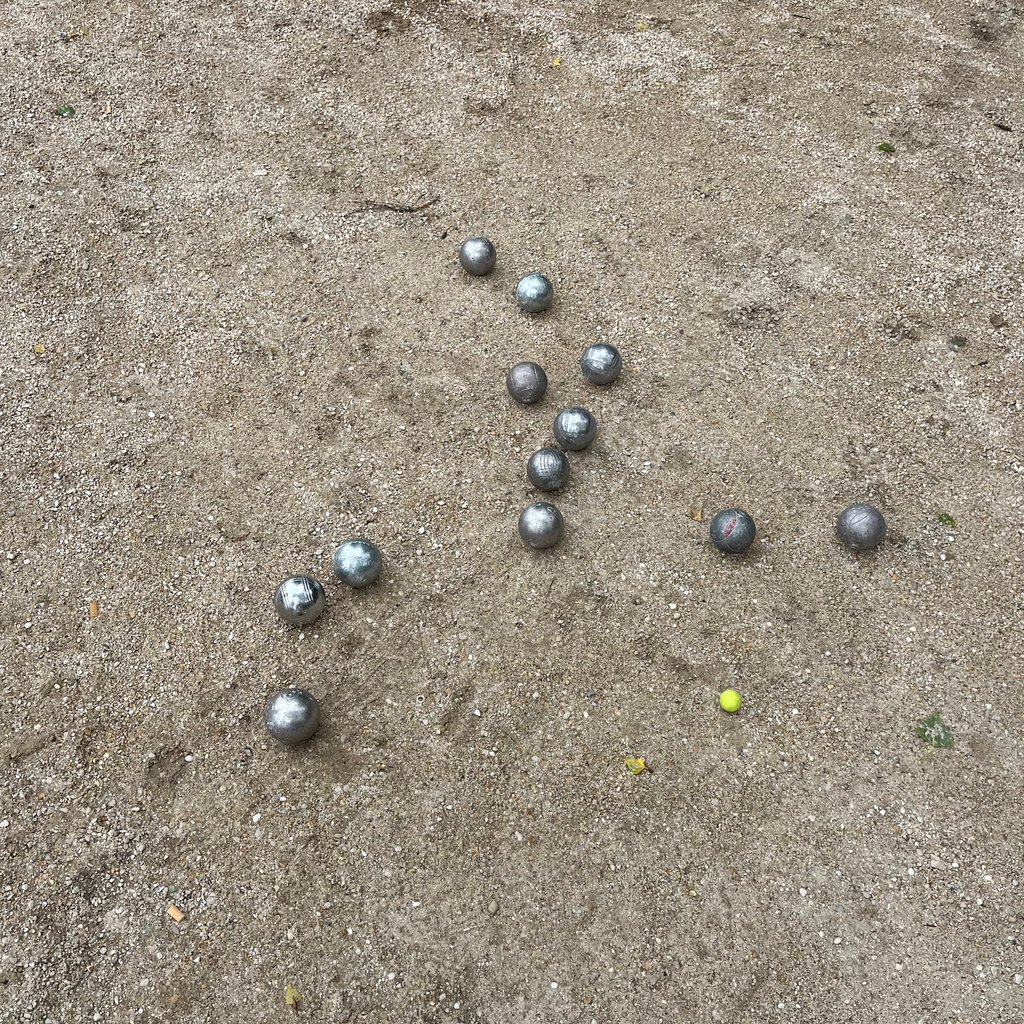 Pétanque, au bord de l’eau