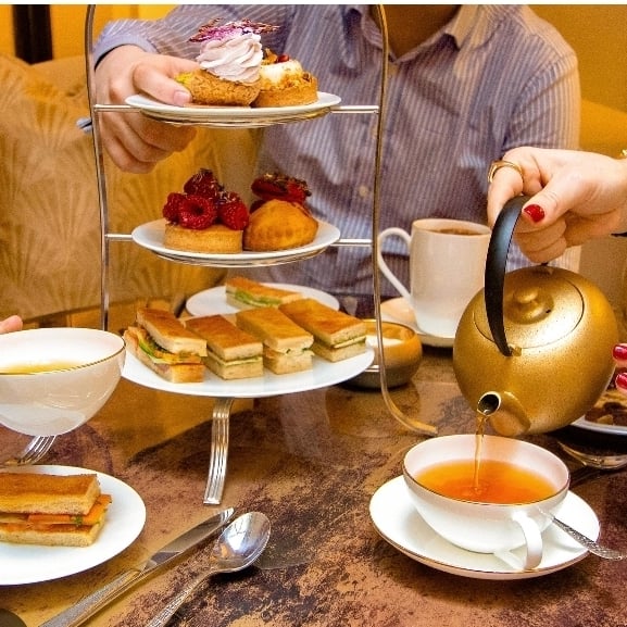 Après midi gourmand dans un salon de thé.