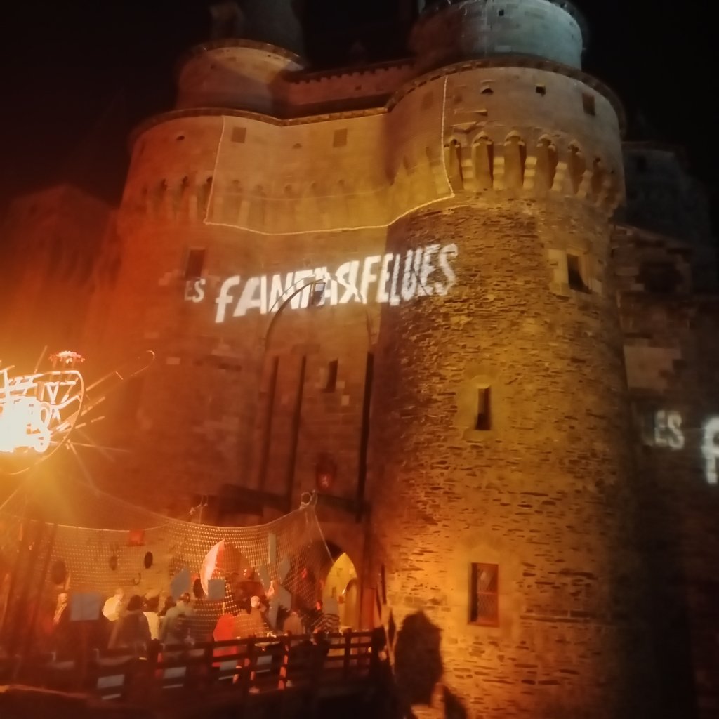 Boire un pot au Festival Les Fanfarfelues
