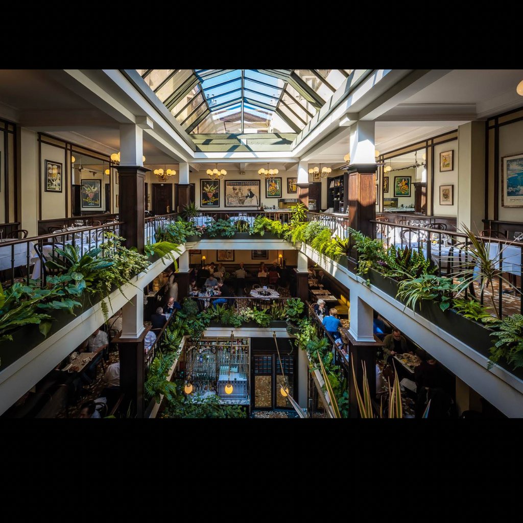 Déjeuner au Café du Commerce