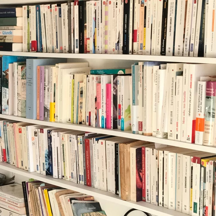 The word atelier is written on a gray background.