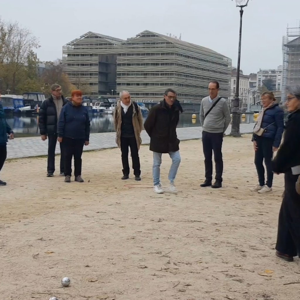 Pétanque au bord de l'eau