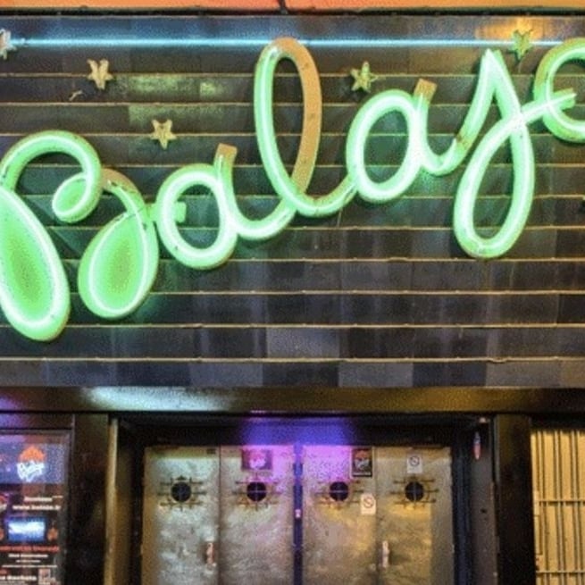 a sign that says how to dance in the dark