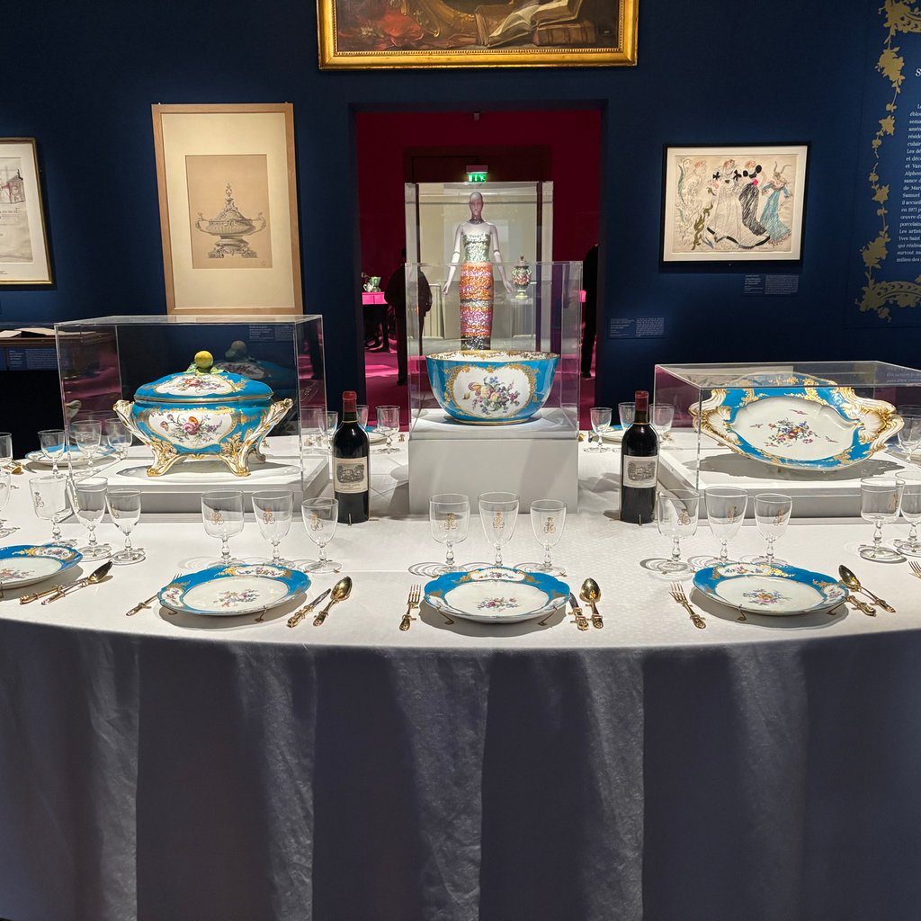 Sèvres, une passion Rotschild .    De la villa Ephrussi à Paris.