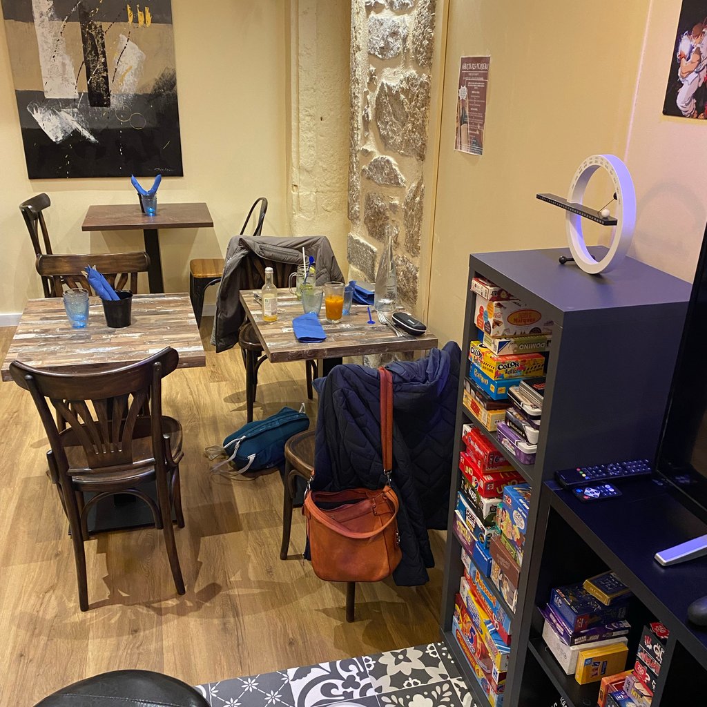 (restaurant Guig)Spécial beaujolais et jeux société 