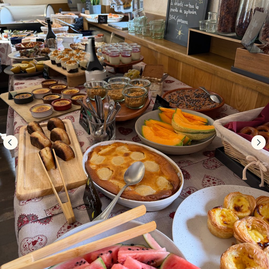 eggs,poached egg,brioche bun,sauce hollandaise,pulled pork sandwich,pulled pork,brioche sandwich,eggs benedict,breakfast, brunch table, pancakes, omelette, food table, food porn