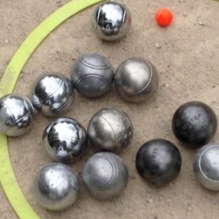 pétanque  En compagnie de Mimosa  au 50 de la rue botzaris Paris 19ème 