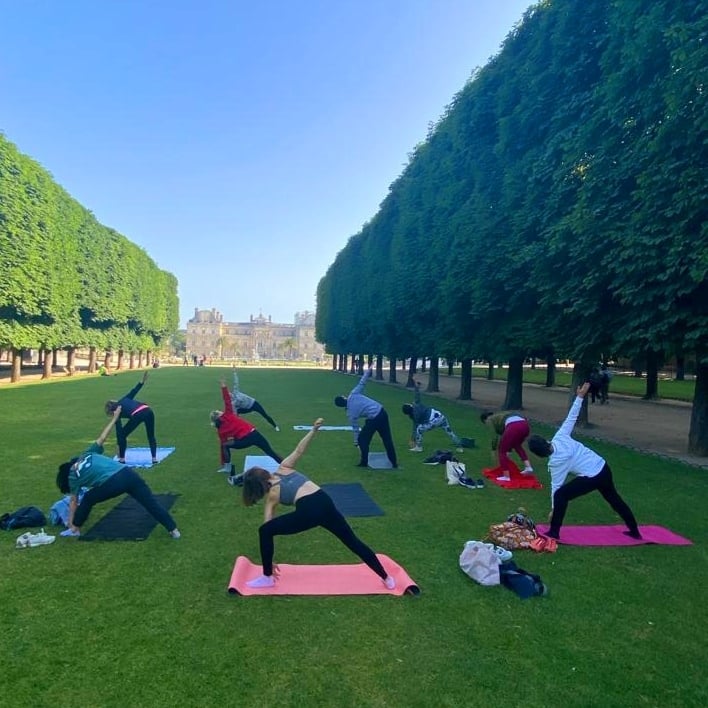 Le Cours de yoga dans le jardin du Luxembourg 
