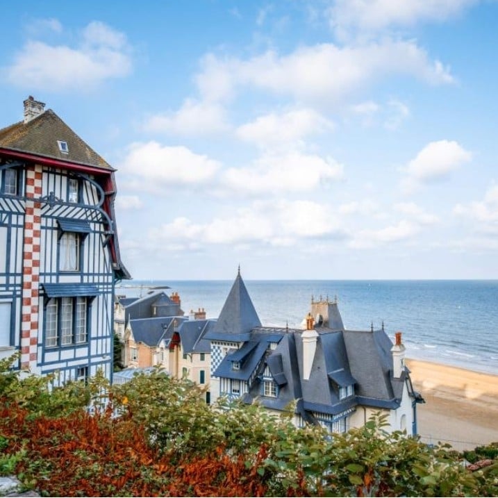 Courbes sur le Blavet
Le Blavet se nomme ar Blavezh en langue bretonne. Il est issu du breton blavet signifiant « eau jaillissante, eau courante » ou d'une racine préceltique signifiant marécageux. Le Blavet est un cours d'eau long de 148,9 km.
