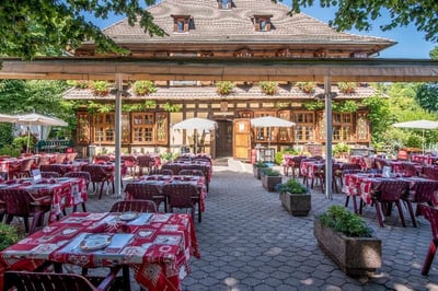 Dîner en terrasse en pleine nature.
