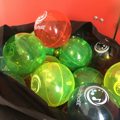 🤹♂️ Découverte du BrainBall : jonglage collaboratif
