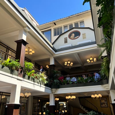 Déjeuner au mytique Café du Commerce