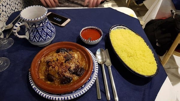 Dîner couscous convivial à la fontaine