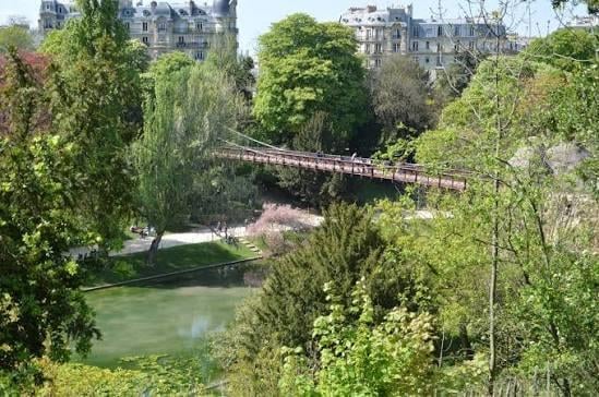 Envie de pique-niquer aux Buttes-Chaumont ?