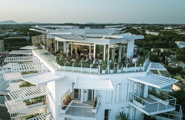 Un verre au bar rooftop de l'Arbre blanc