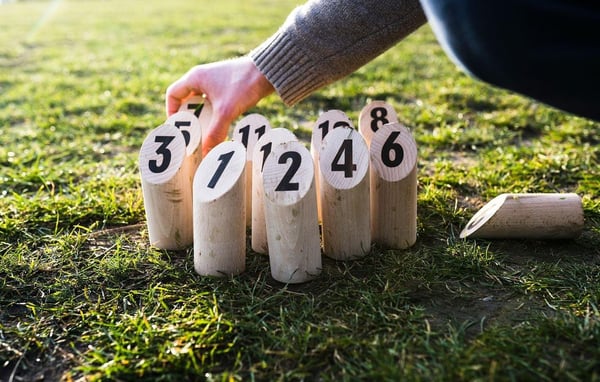 Jeu de Mölkky ou pétanque à l'Orangerie