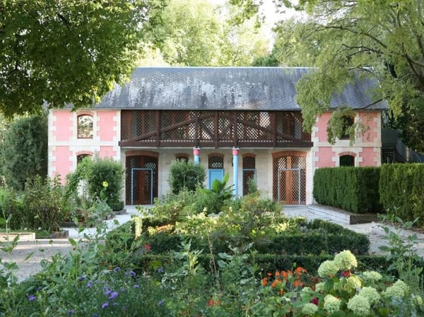Promenade ombragée au parc rivière