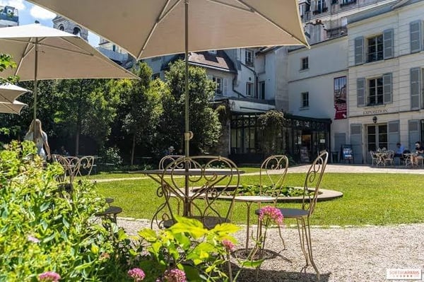 Un café dans le plus beau jardin caché de Montmartre
