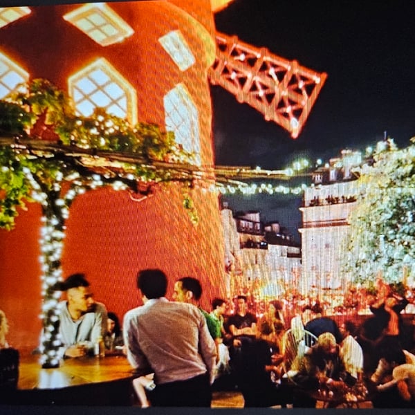 Apéro au Bar à Bulles du Moulin-Rouge