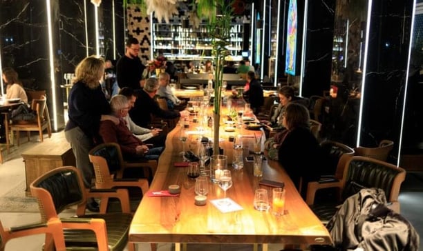 Repas convivial au restaurant Gioia