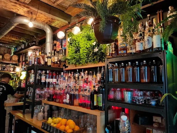 Petit verre en détente à L'Artchimiste