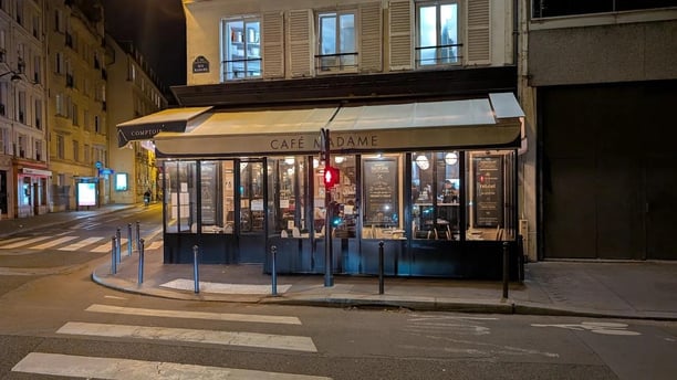 Moment de détente au Café Madame