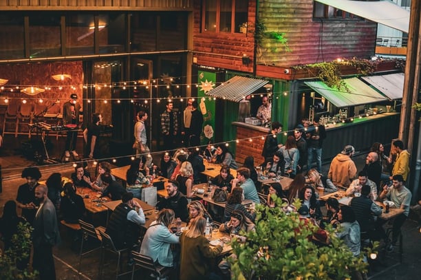 Dîner convivial à la commune