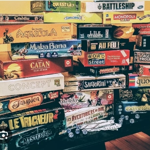 Jeux de société dans un bar.